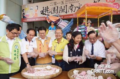 中国评论新闻:台湾热到爆!雷峰塔法海和尚撑伞还吃不消