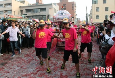 闽南民俗“阵头”到台南盐水武庙朝圣_图片频道_新华网