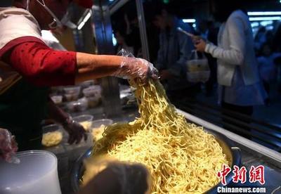 闽南师范大学2万余师生校友 吃卤面迎校庆